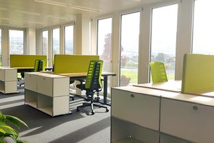 Arbeitsplätze im Bürogebäude an der Zugerstrasse 32 in Baar